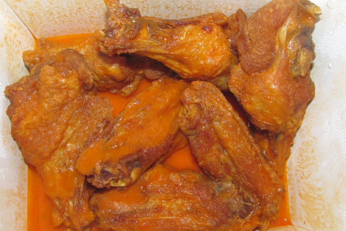 Alitas de pollo al horno terminado, listo para servir