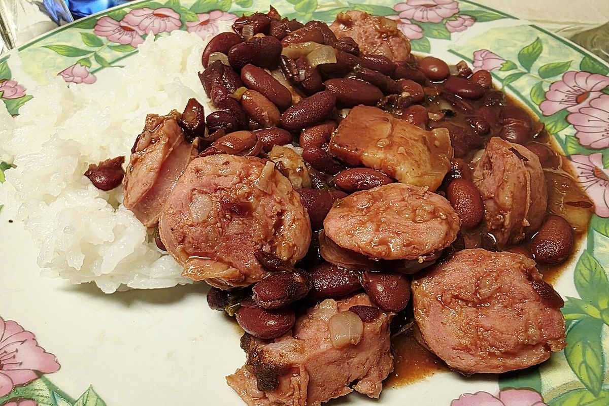 Alubias rojas con chorizo terminado, listo para servir