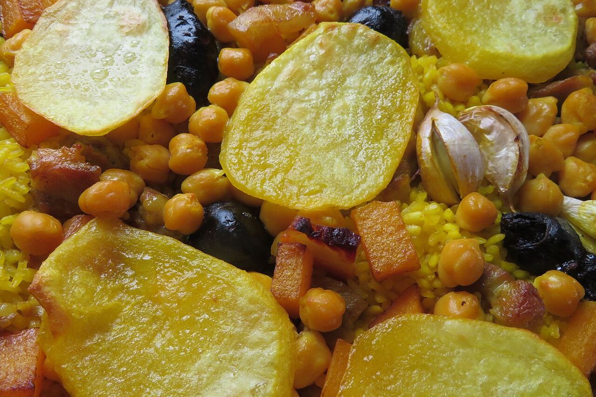 Arroz al horno terminado, listo para servir