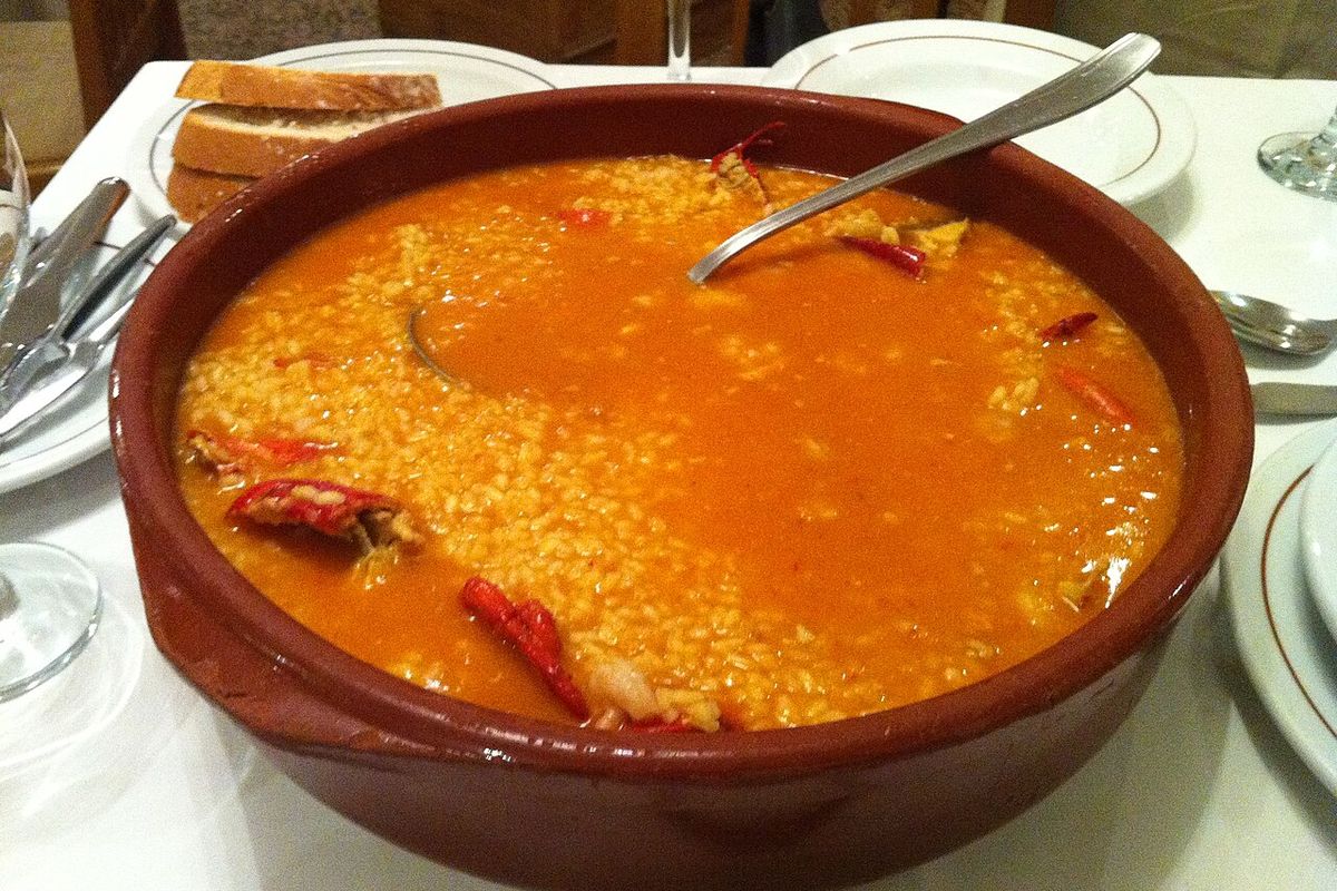Arroz caldoso con bogavante terminado, listo para servir