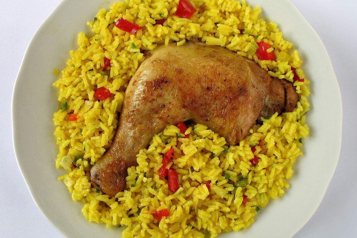 Arroz con pollo terminado, listo para servir