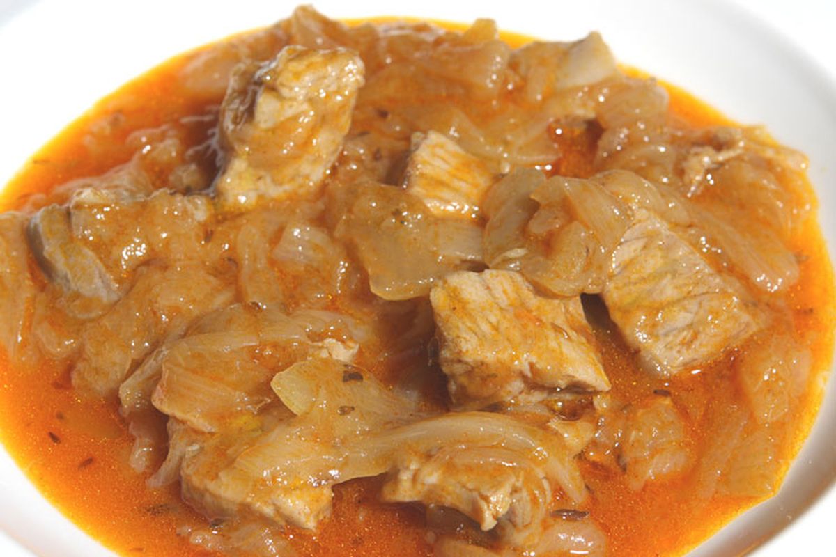 Atún encebollado terminado, listo para servir
