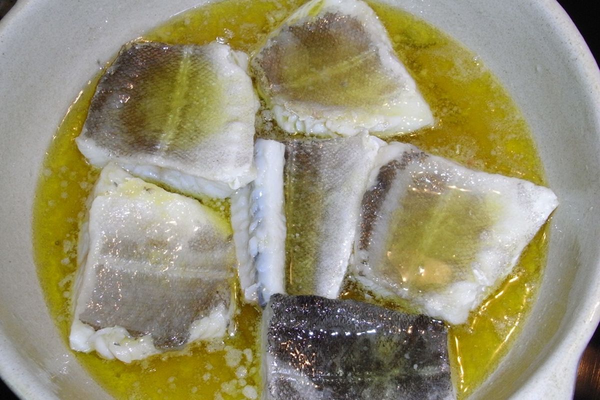 Bacalao al pil pil terminado, listo para servir