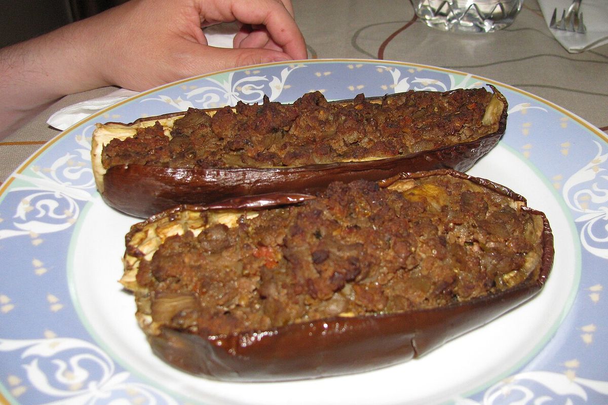 Berenjenas rellenas terminado, listo para servir