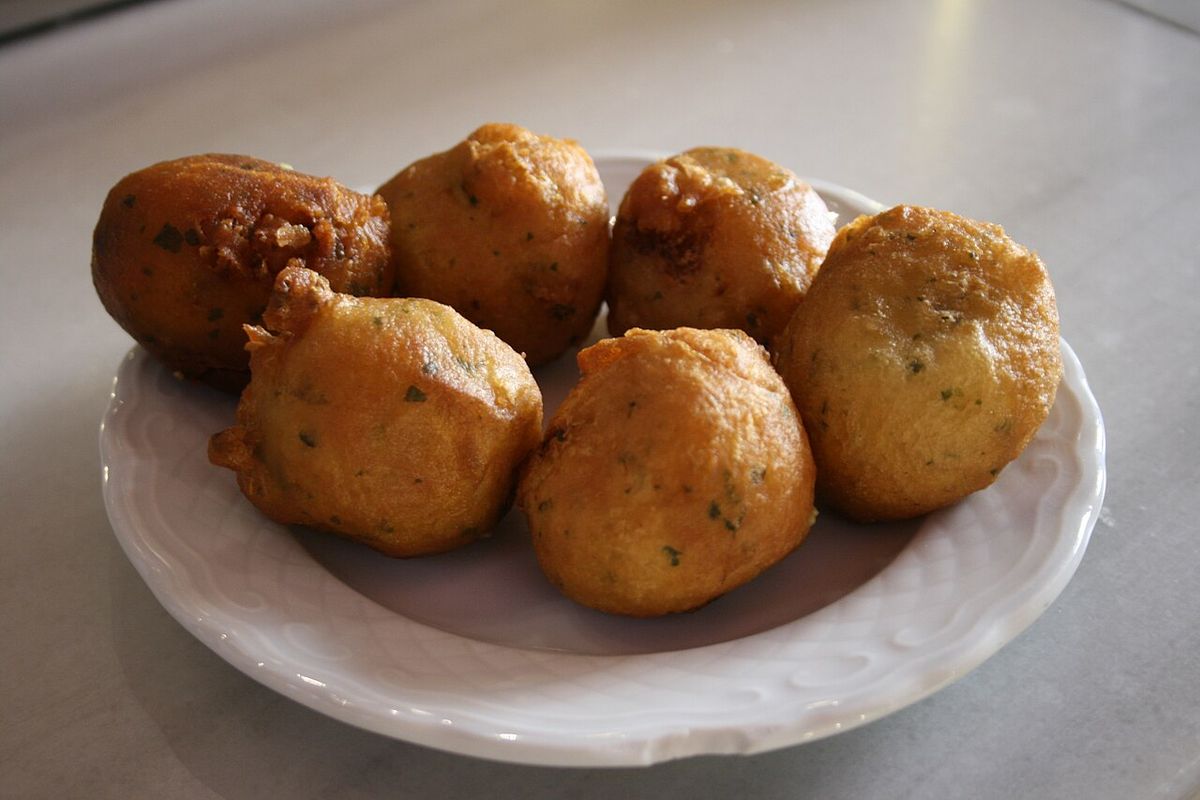 Buñuelos de bacalao terminado, listo para servir