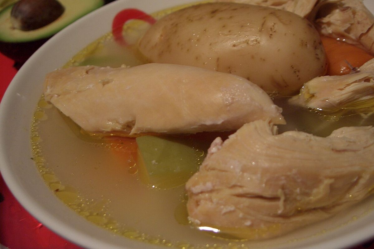 Caldo de pollo terminado, listo para servir