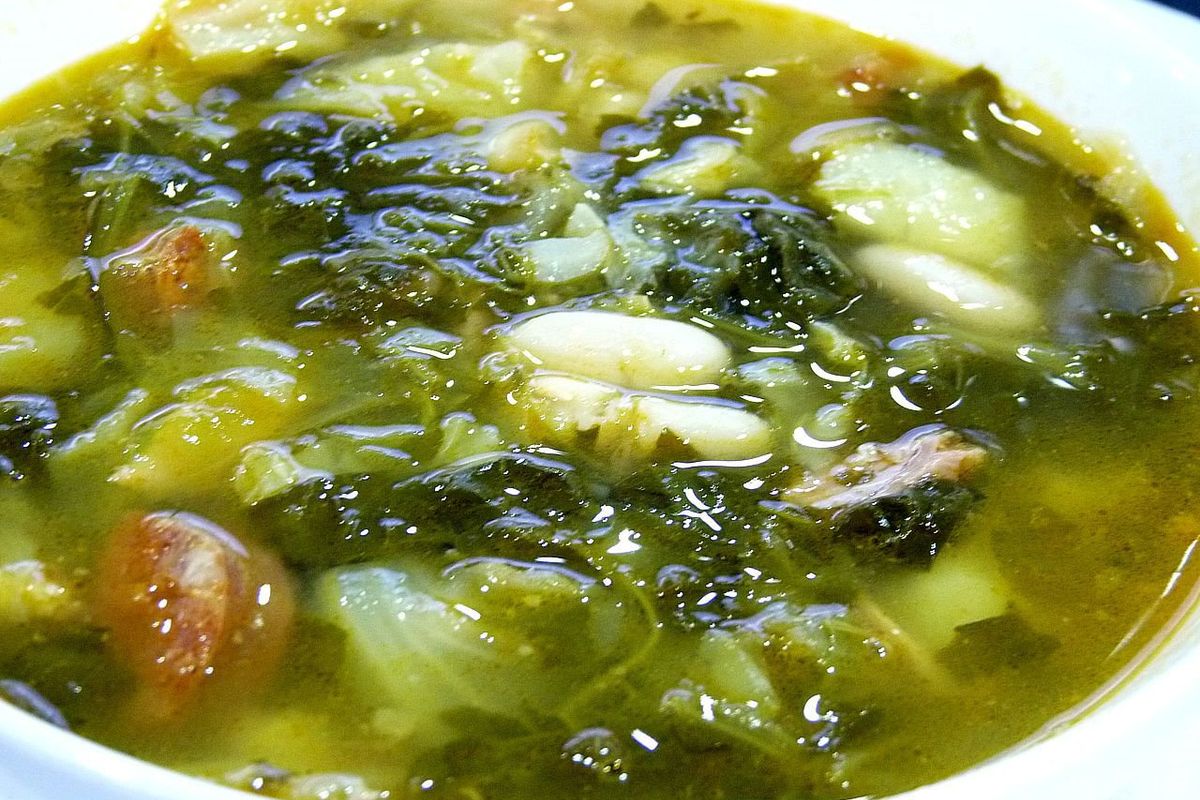 Caldo gallego terminado, listo para servir