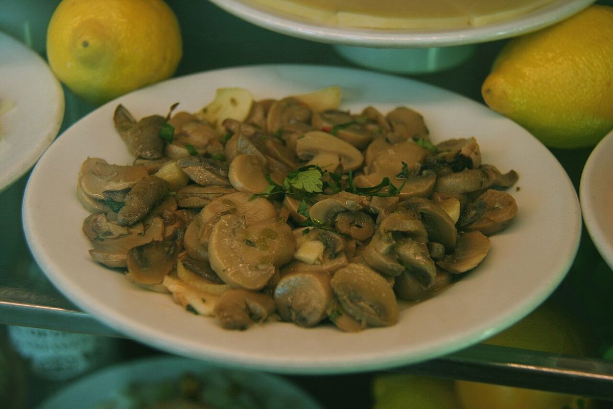 Champiñones al ajillo terminado, listo para servir