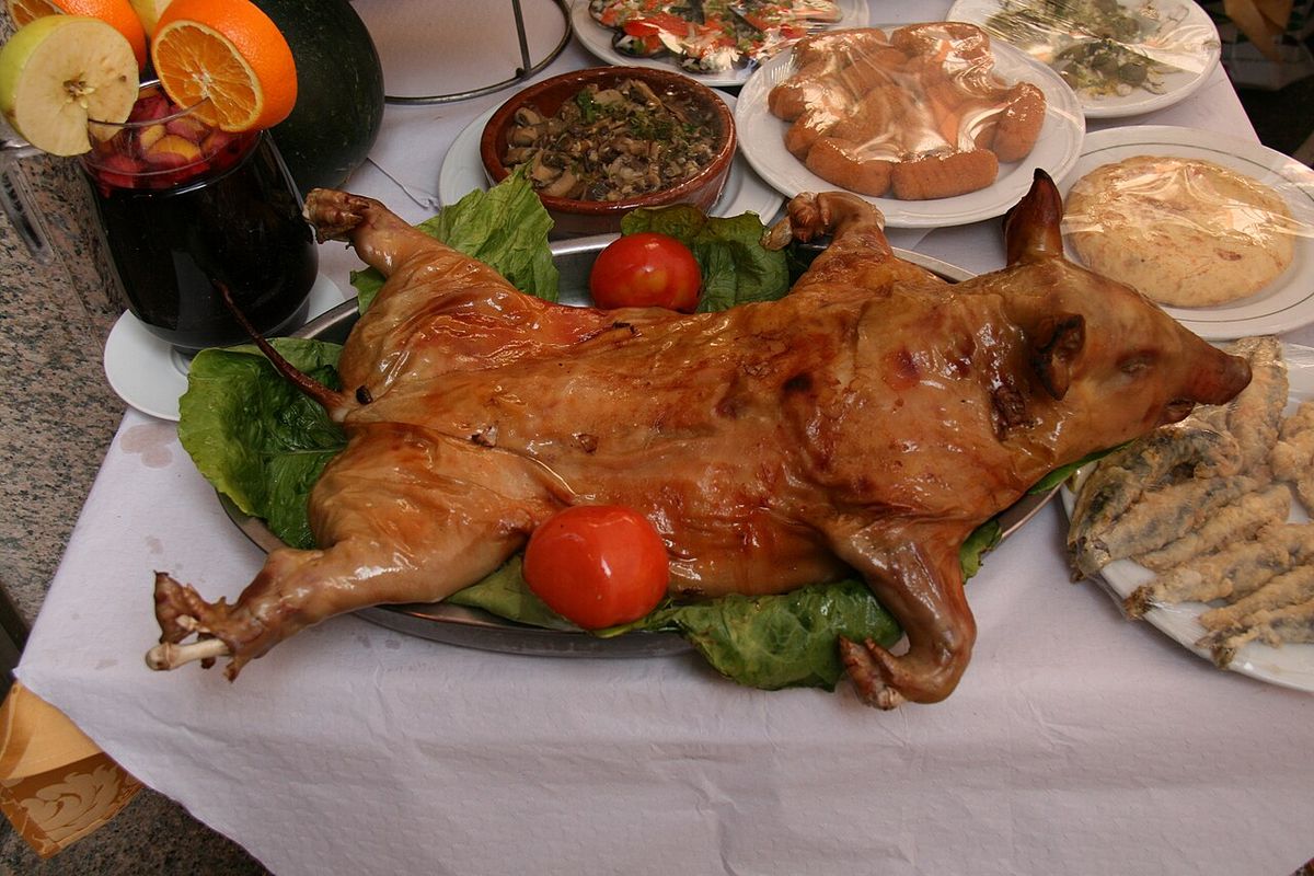 Cochinillo asado terminado, listo para servir