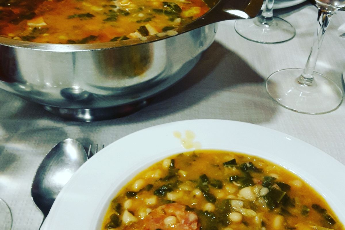 Cocido montañés terminado, listo para servir