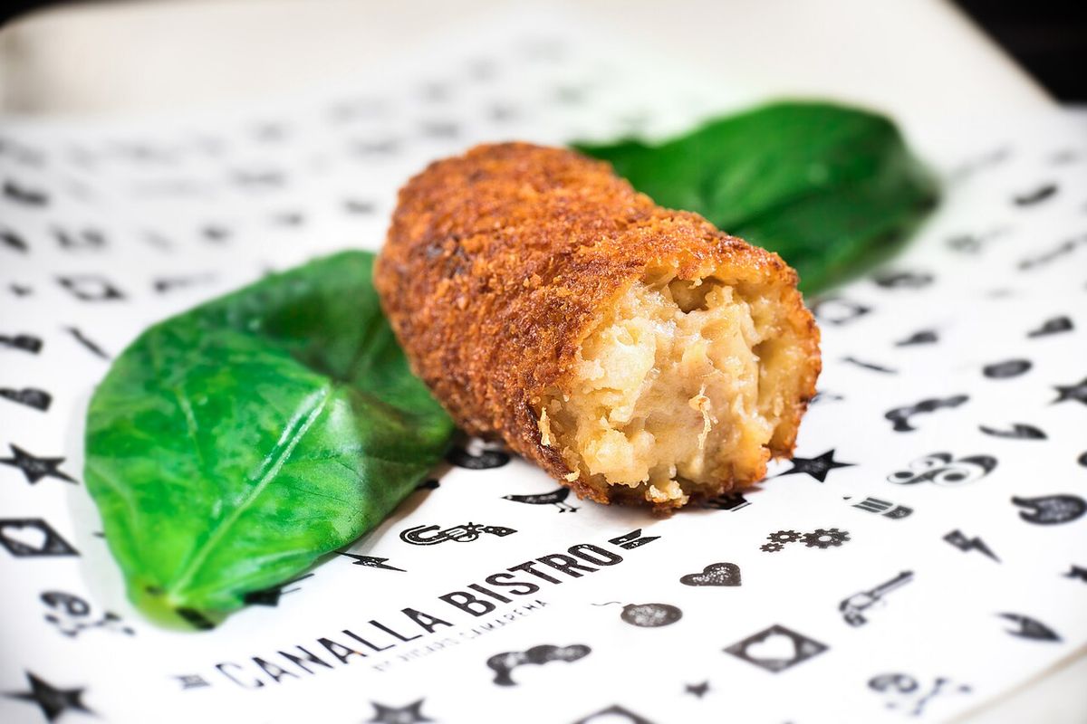 Croquetas de pollo terminado, listo para servir