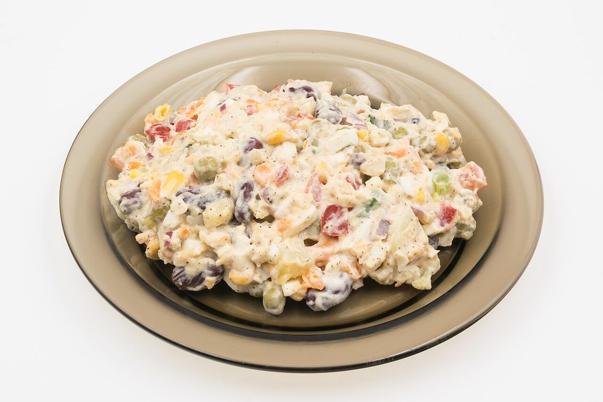 Ensaladilla rusa terminado, listo para servir