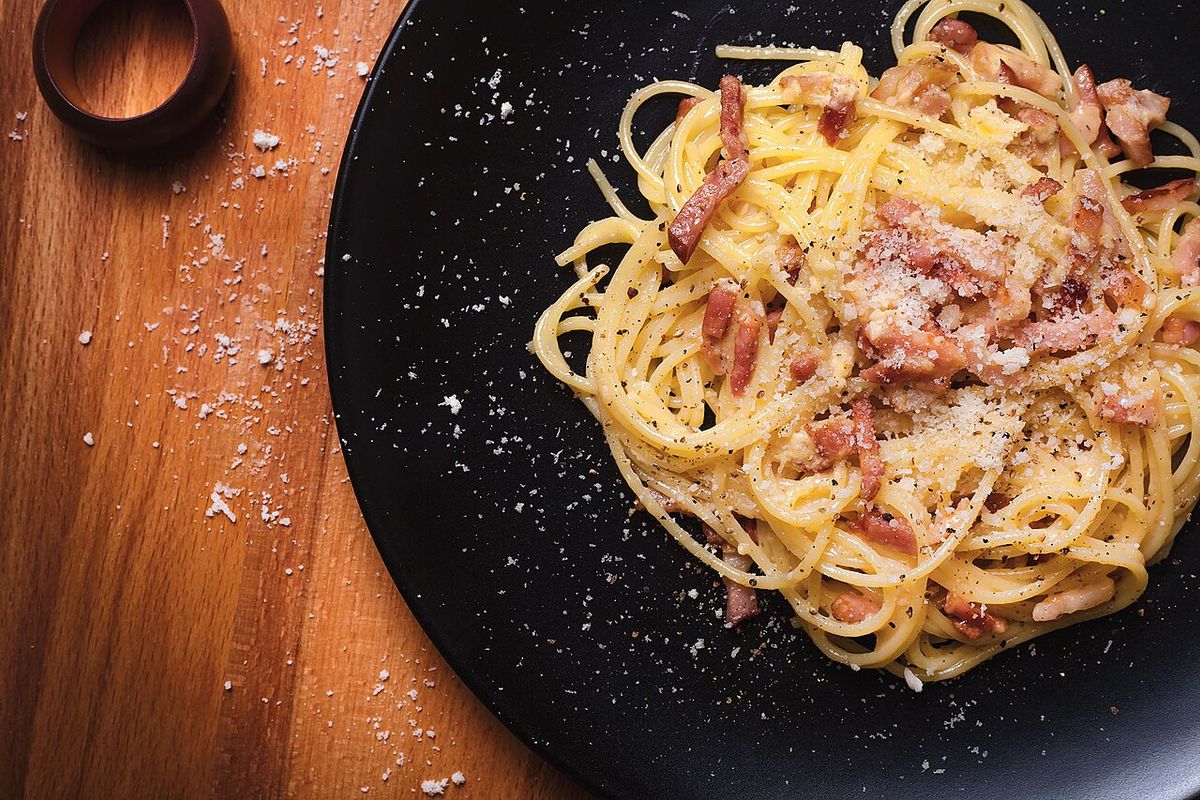 Espaguetis a la carbonara terminado, listo para servir