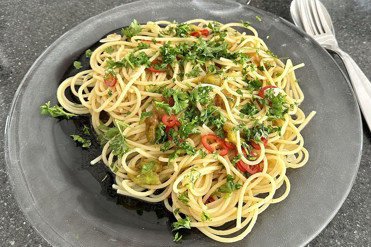 Espaguetis aglio e olio terminado, listo para servir