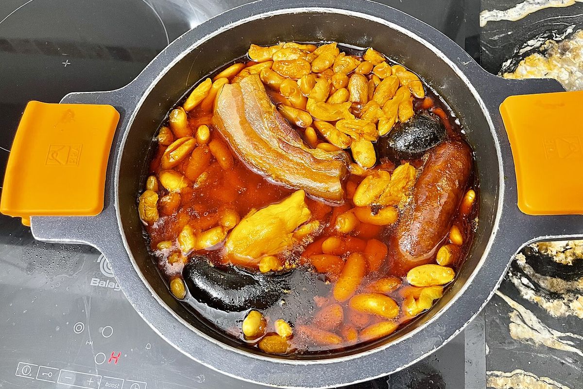 Fabada asturiana terminado, listo para servir