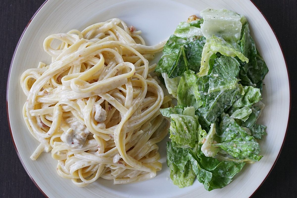 Fettuccine Alfredo terminado, listo para servir