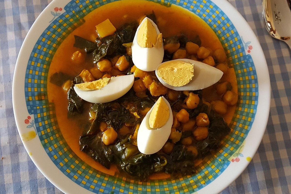 Garbanzos con espinacas terminado, listo para servir