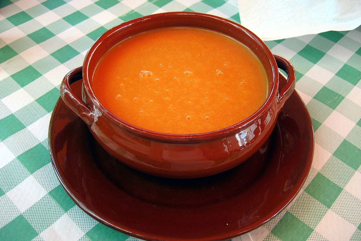 Gazpacho andaluz terminado, listo para servir