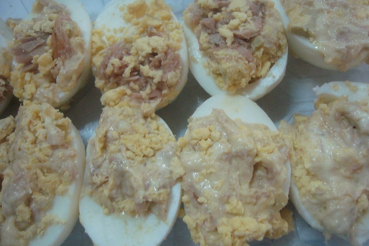Huevos rellenos terminado, listo para servir
