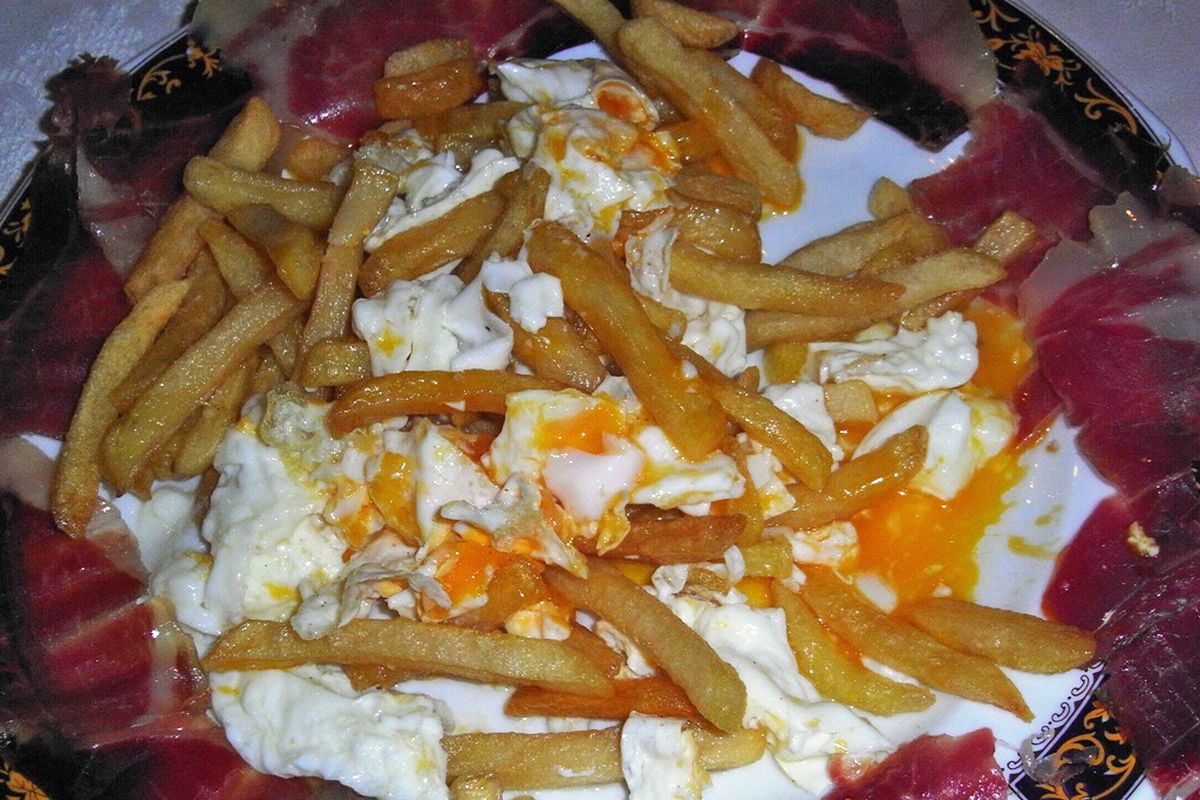 Huevos rotos terminado, listo para servir