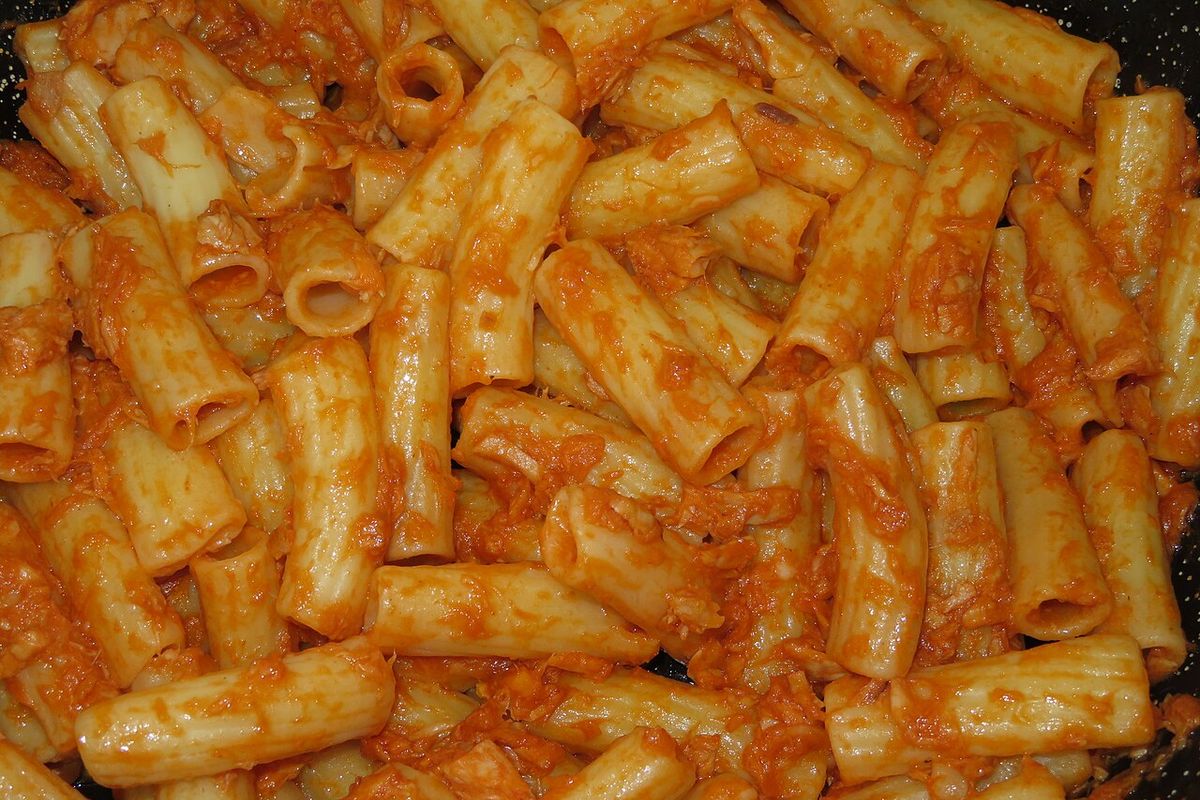Macarrones con atún terminado, listo para servir