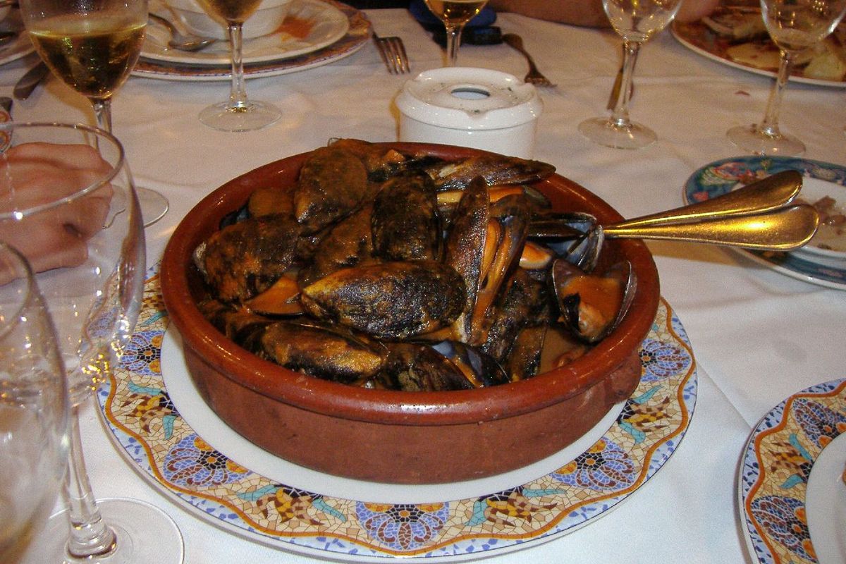 Mejillones a la marinera terminado, listo para servir