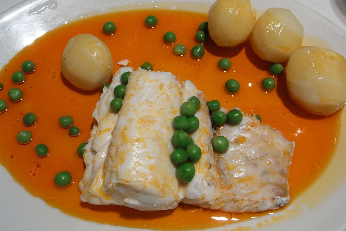 Merluza a la gallega terminado, listo para servir