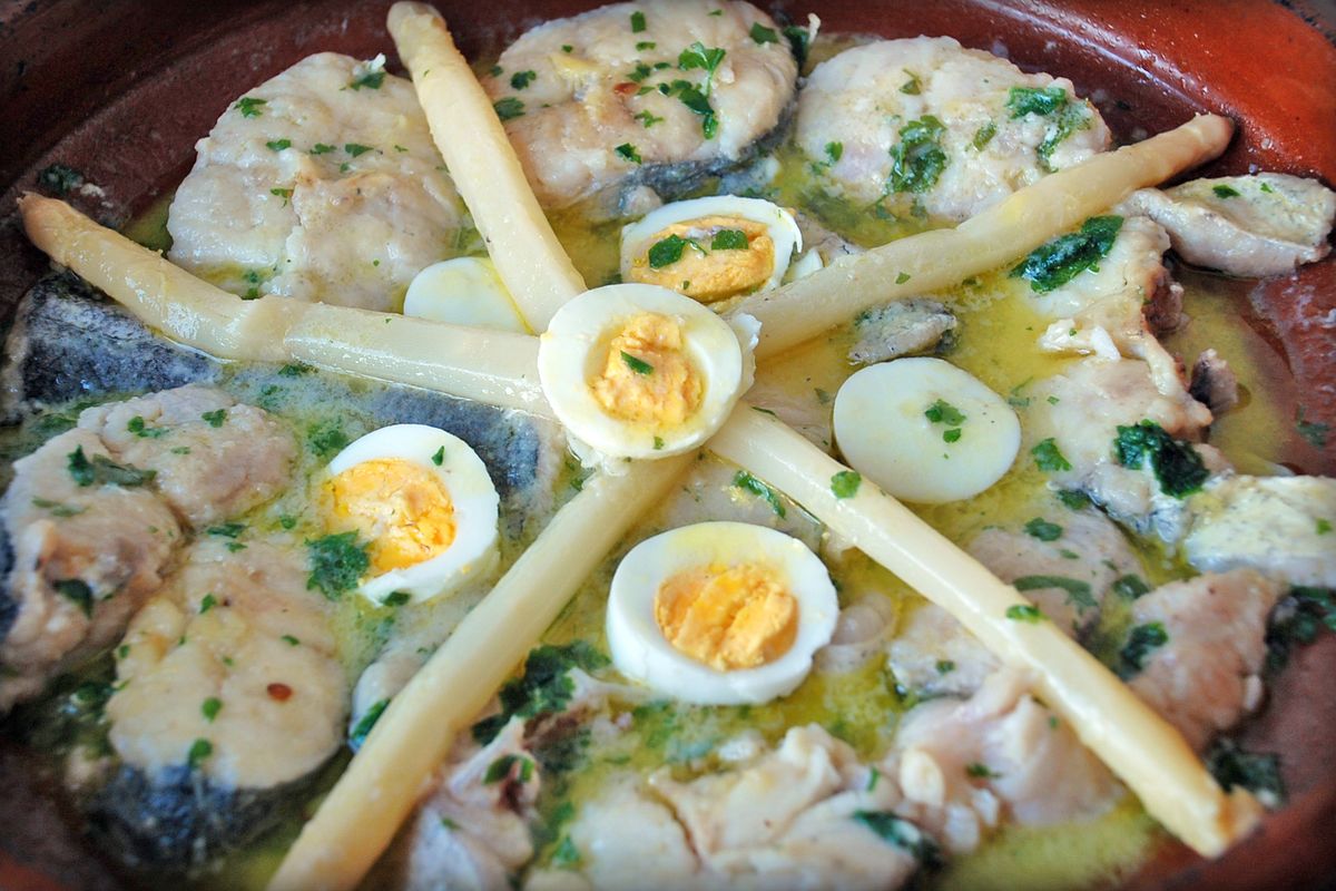 Merluza en salsa verde terminado, listo para servir
