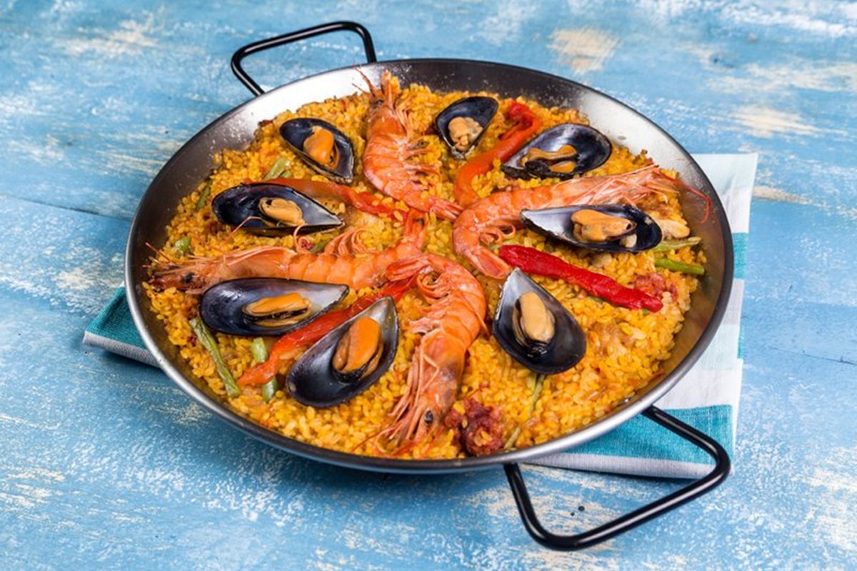 Paella mixta terminado, listo para servir