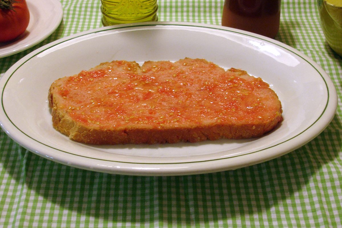 Pan con tomate terminado, listo para servir