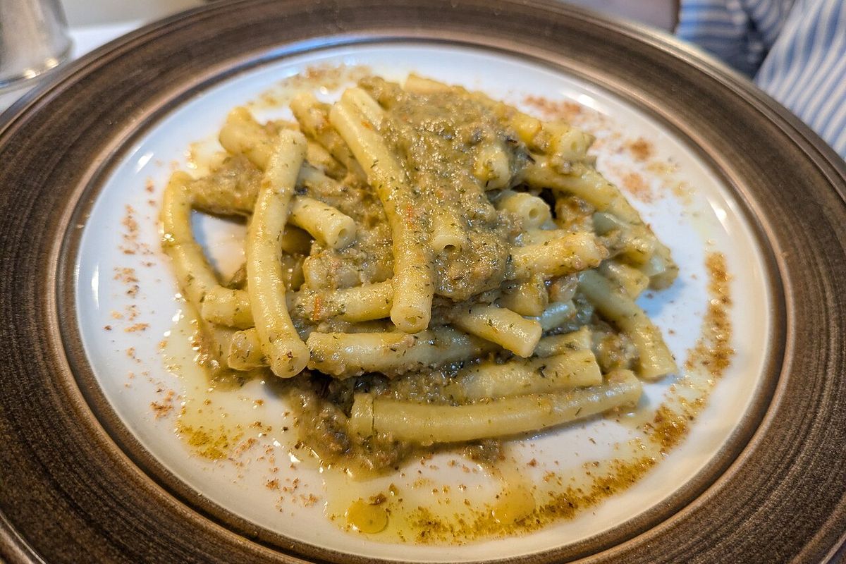 Pasta al pesto terminado, listo para servir