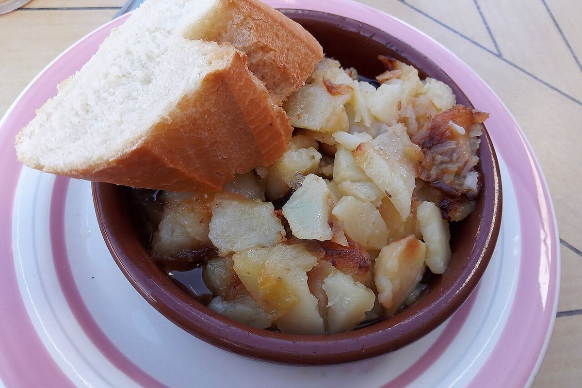 Patatas a lo pobre terminado, listo para servir