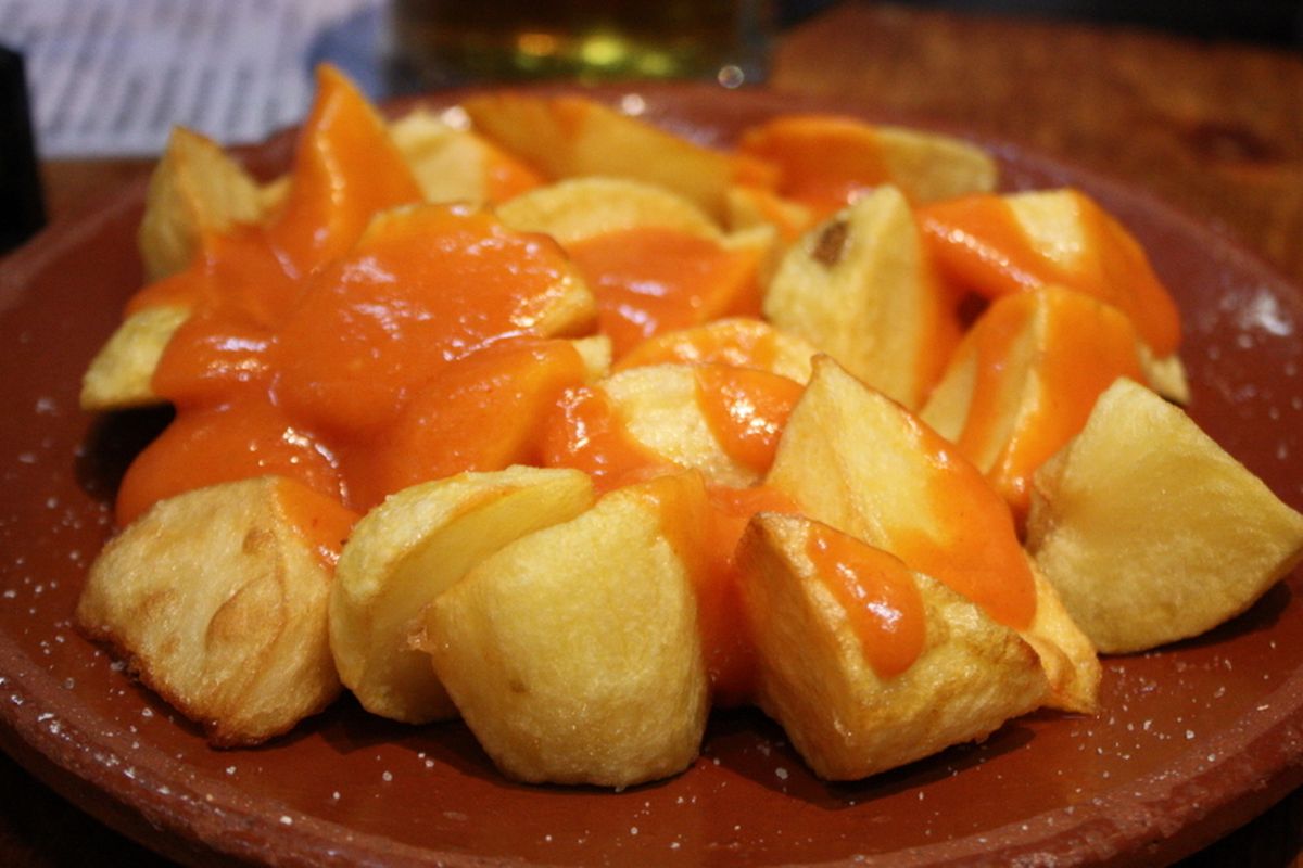 Patatas bravas terminado, listo para servir
