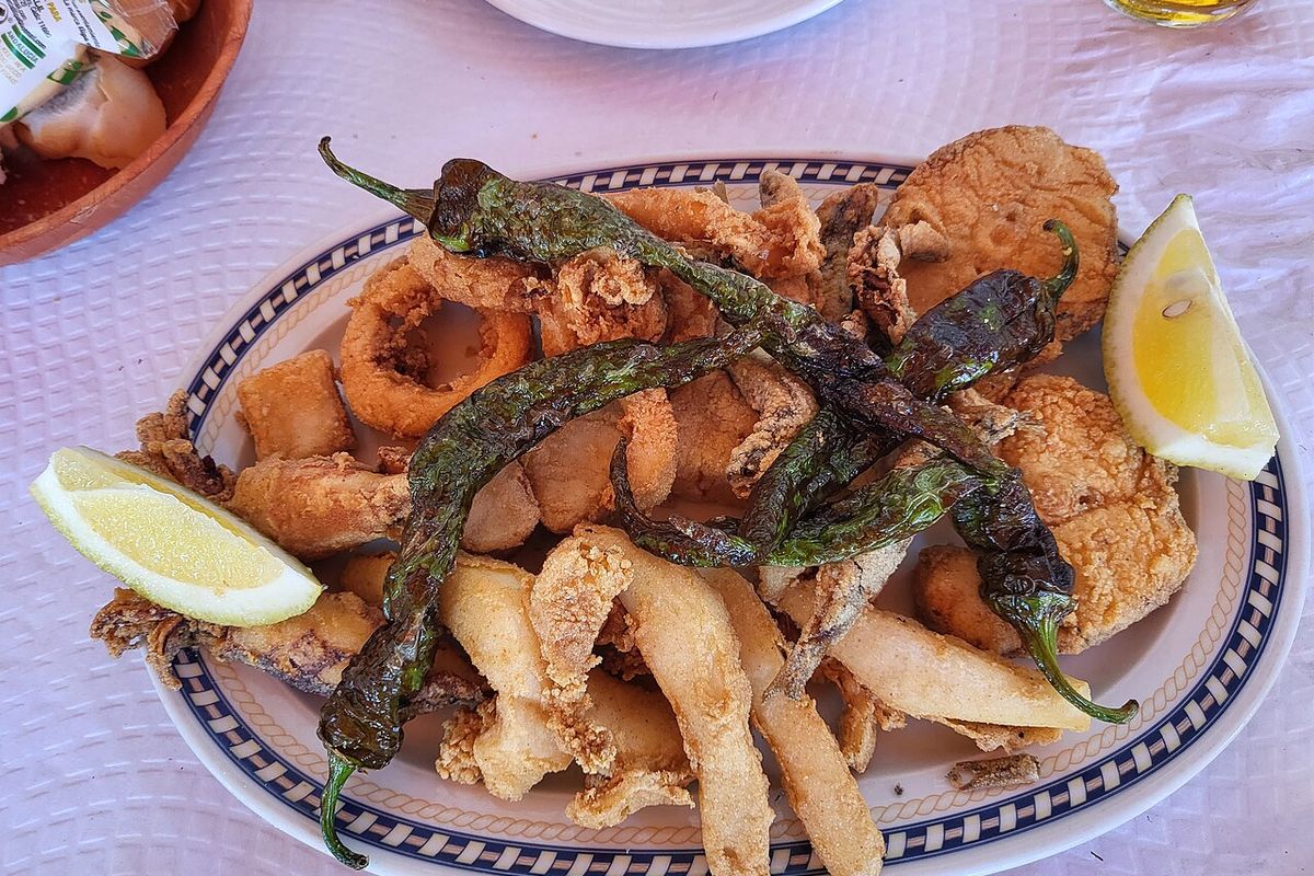 Pescaíto frito terminado, listo para servir