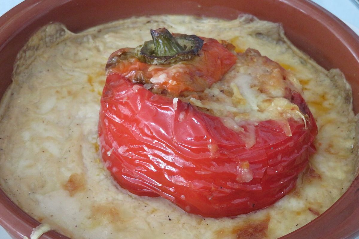Pimientos rellenos de carne terminado, listo para servir