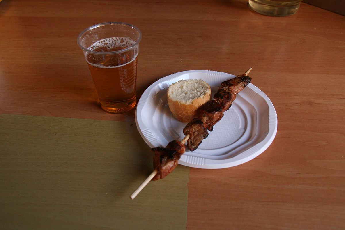 Pinchos morunos terminado, listo para servir