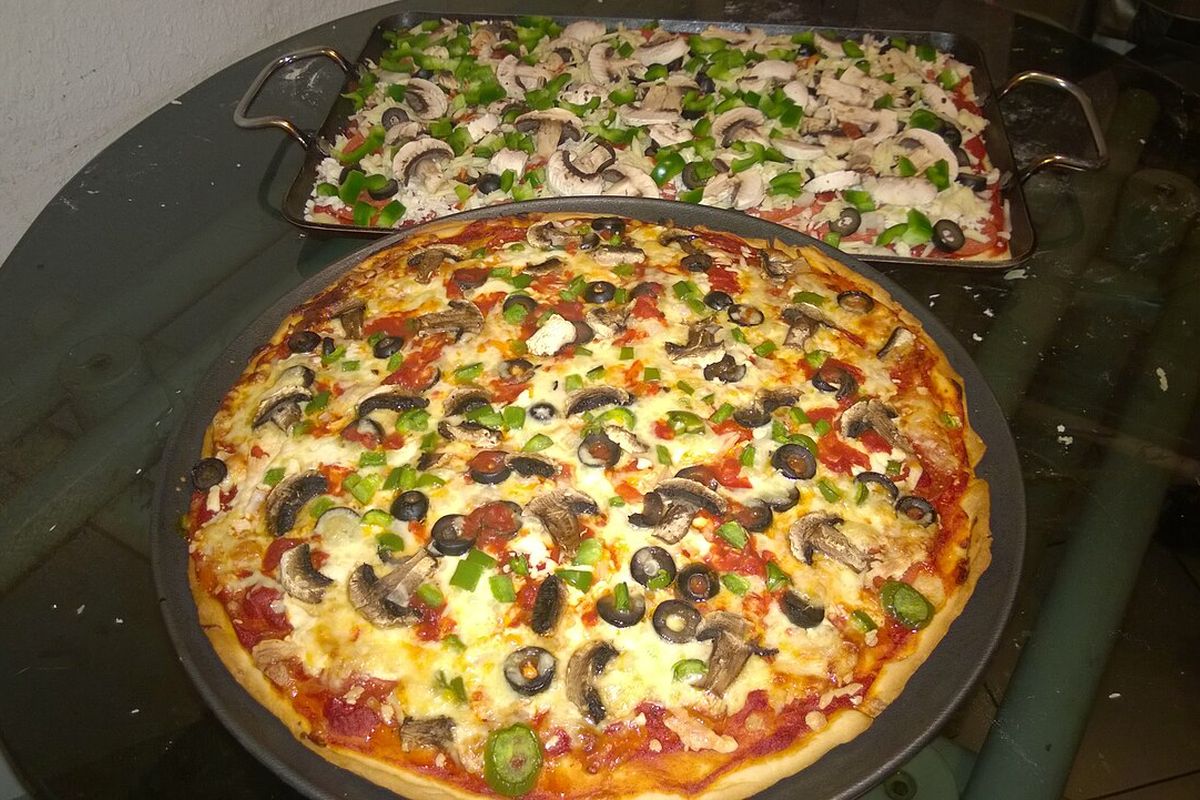 Pizza casera terminado, listo para servir