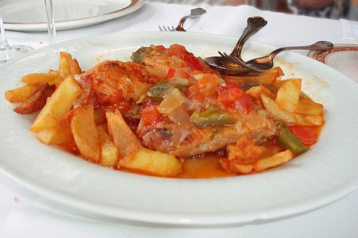 Pollo al chilindrón terminado, listo para servir