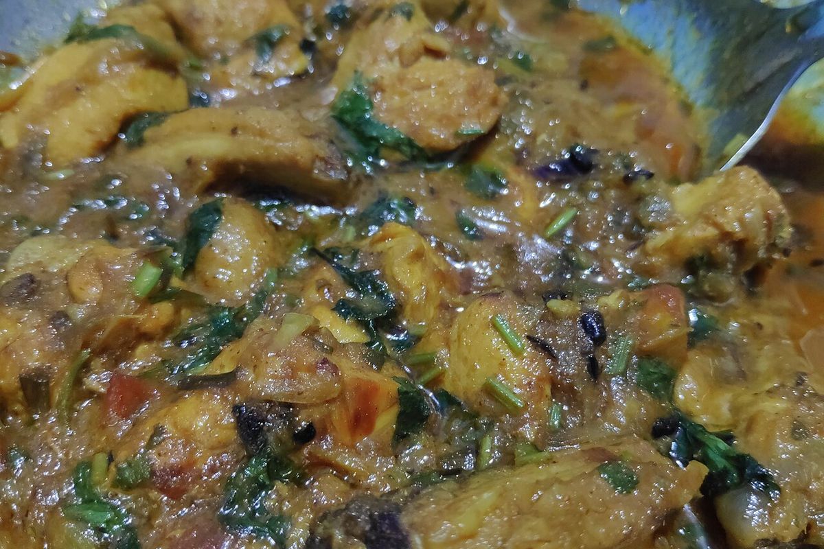 Pollo al curry terminado, listo para servir
