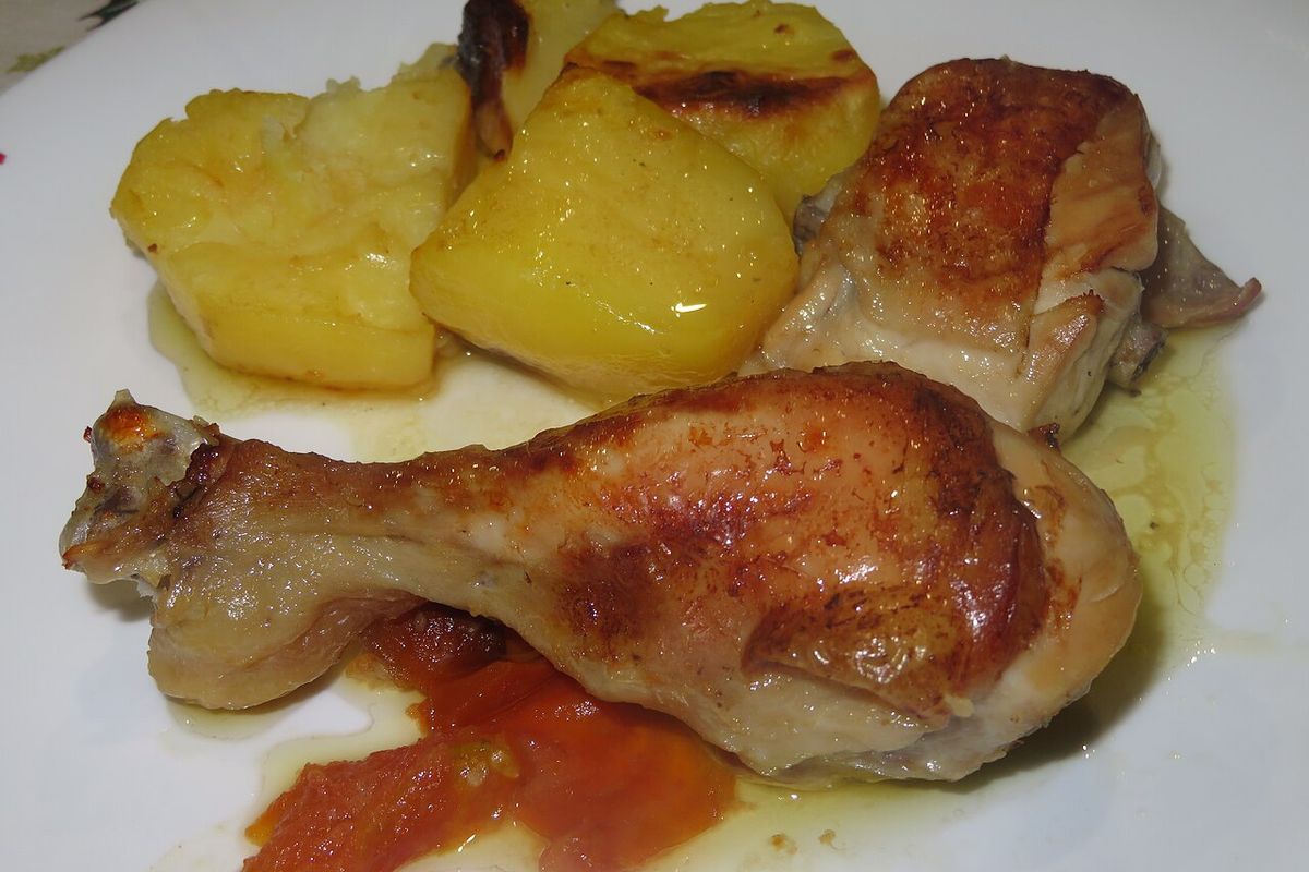 Pollo al horno con patatas terminado, listo para servir