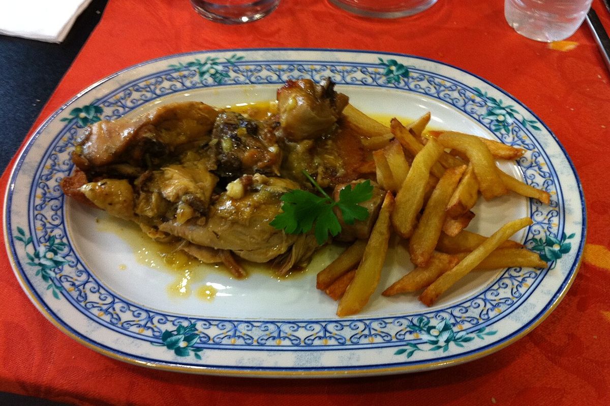 Pollo en pepitoria terminado, listo para servir