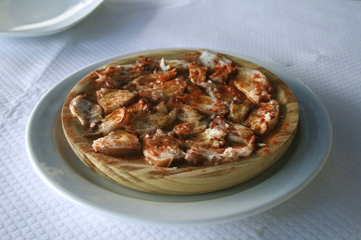 Pulpo a la gallega terminado, listo para servir