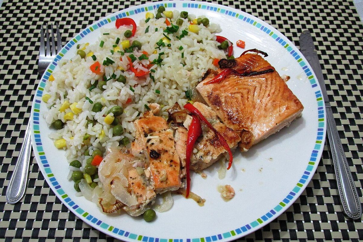 Salmón al horno terminado, listo para servir
