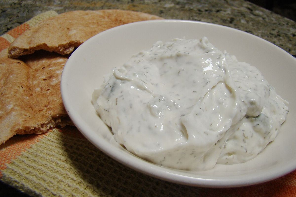 Salsa de yogur terminado, listo para servir