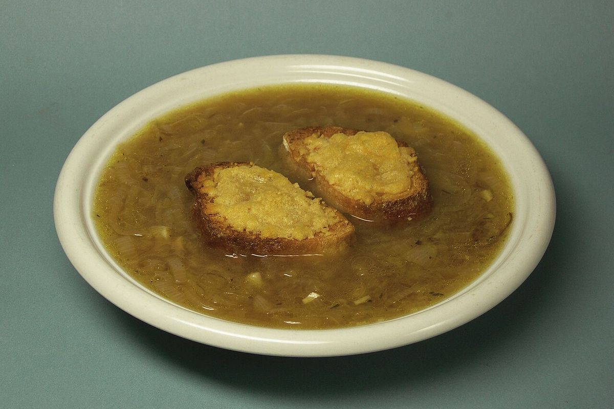 Sopa de cebolla terminado, listo para servir