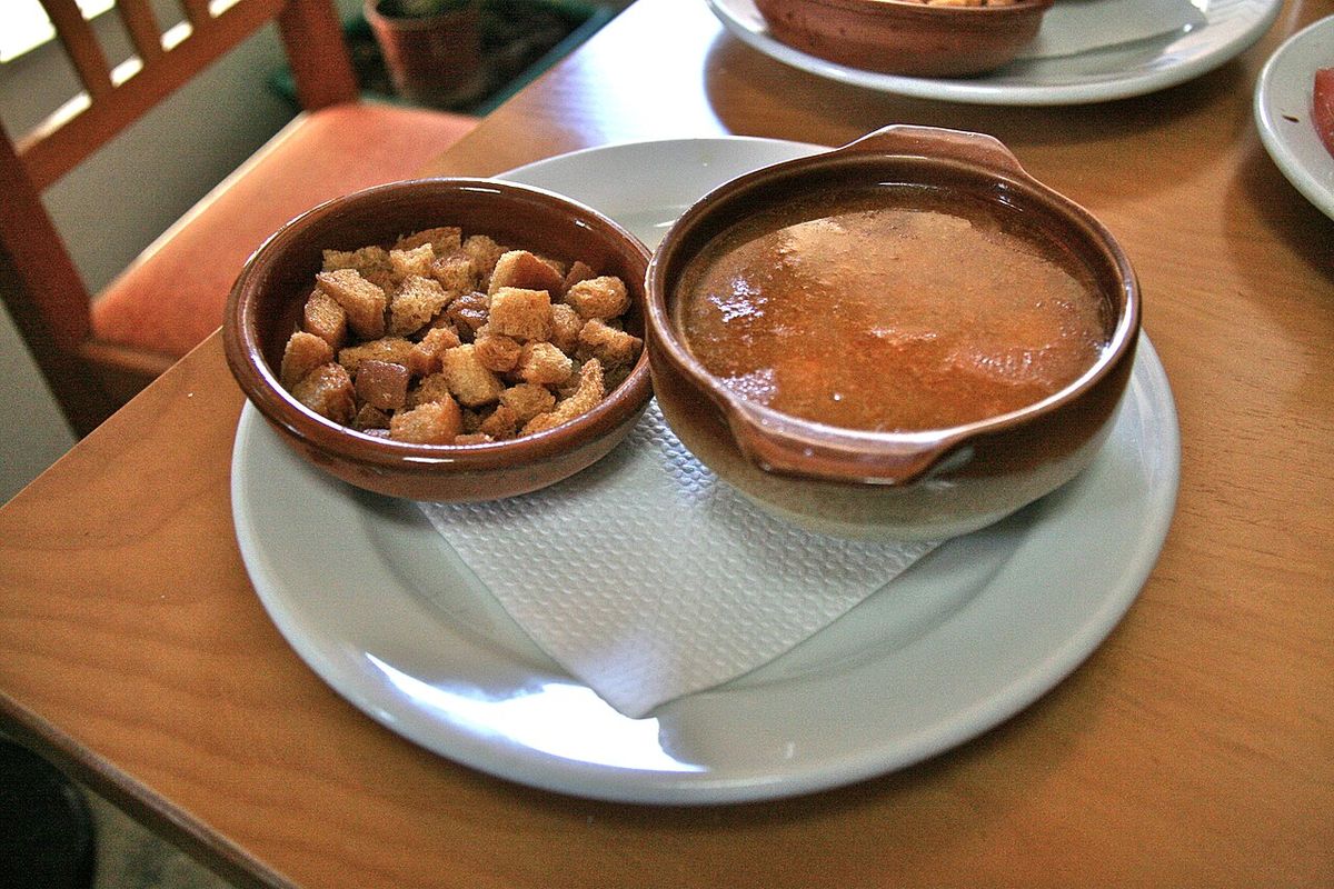 Sopa de pescado terminado, listo para servir