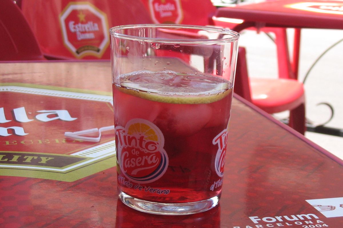 Tinto de verano terminado, listo para servir
