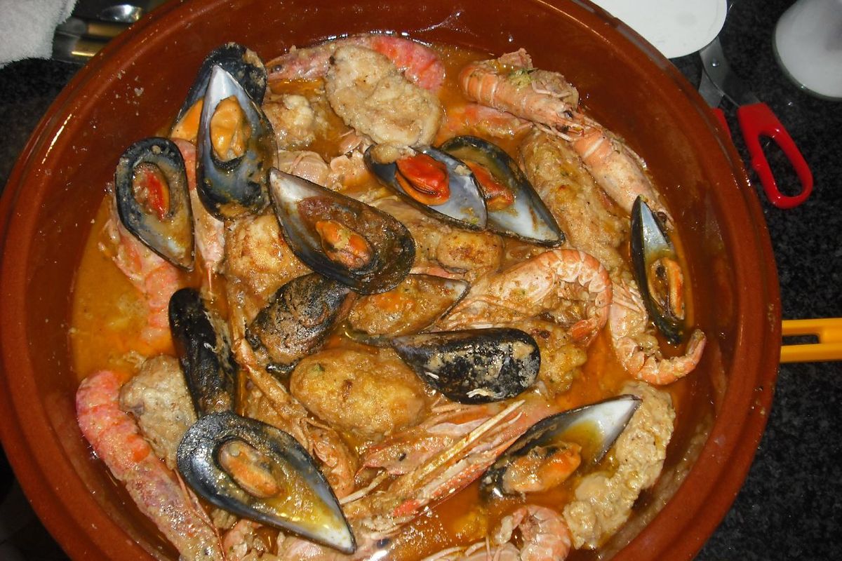 Zarzuela de pescado terminado, listo para servir